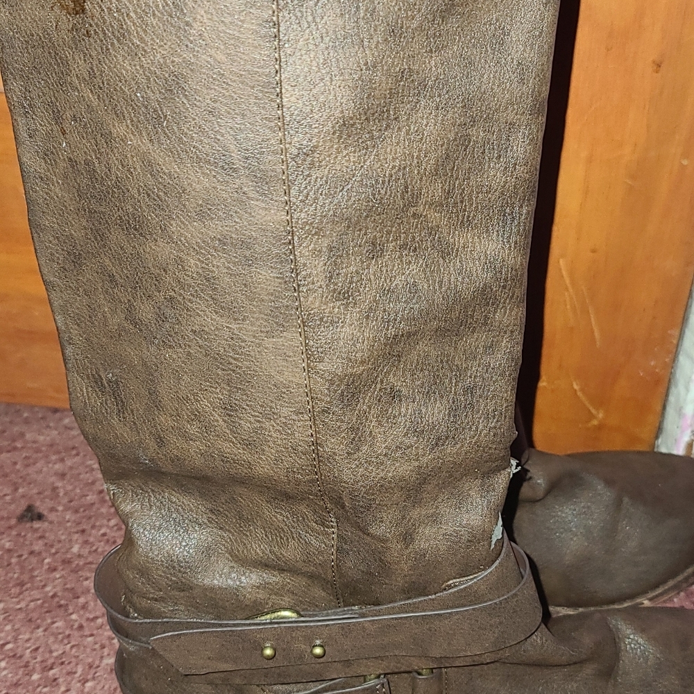 Boots - Picture 4 of 5